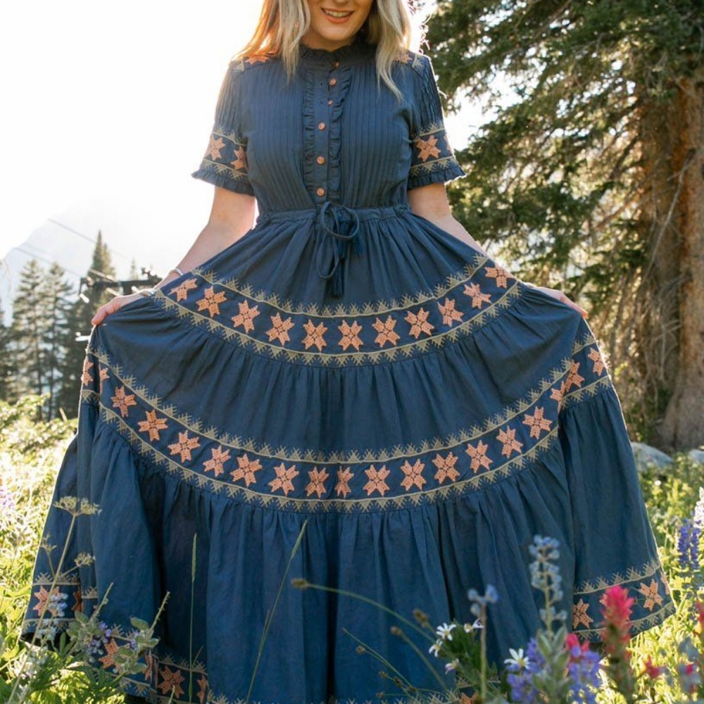 Ivy City Co Capri dress in blue size Small (oversized)